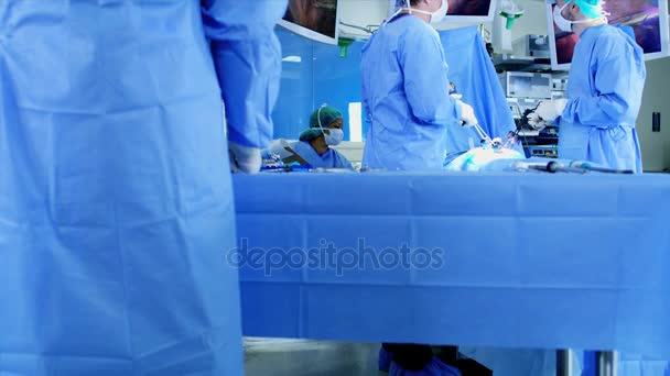 Chirurgiens effectuant une opération laparoscopique — Video