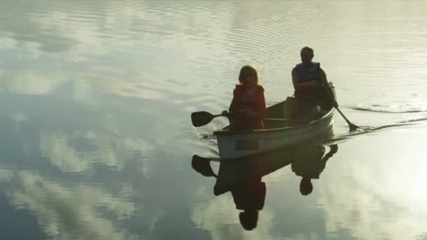 Casal no barco no lago — Vídeo de Stock