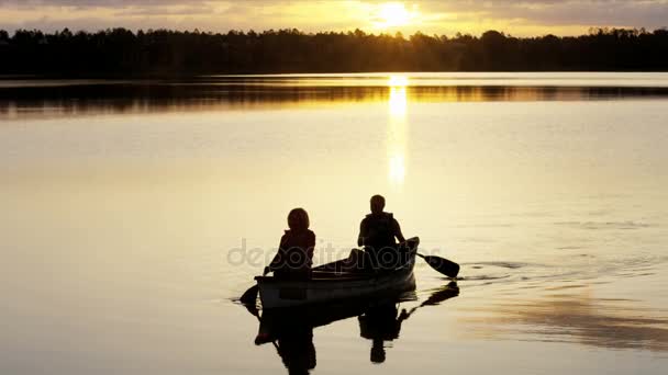 Pareja en la canoa en el lago — Vídeo de stock