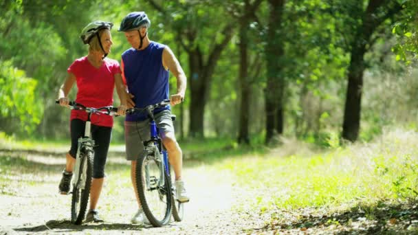 Пара їзда на велосипеді в лісі — стокове відео