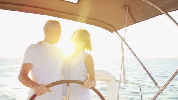 Pár, plavba na jachtě — Stock video
