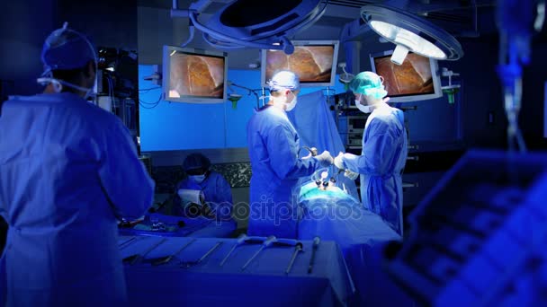 Formación del equipo quirúrgico en quirófano — Vídeos de Stock