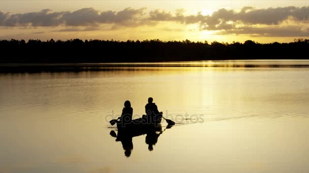 Seniors paseo en el kayak — Vídeo de stock