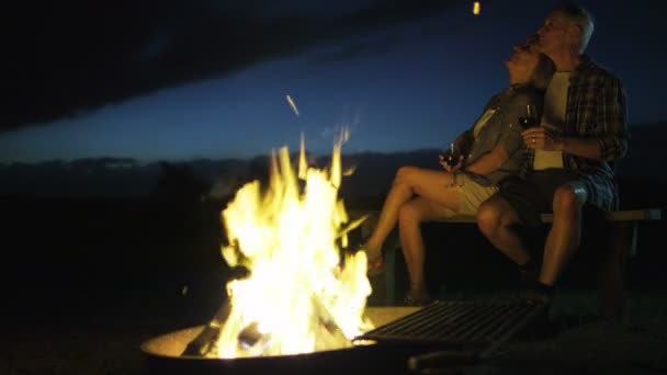 Seniors  sitting by the flames — Stock Video