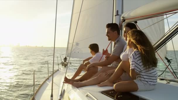 Family sailing on yacht — Stock Video