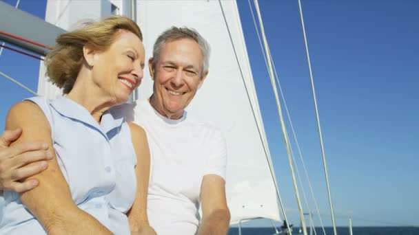 Paar auf seiner Segeljacht — Stockvideo