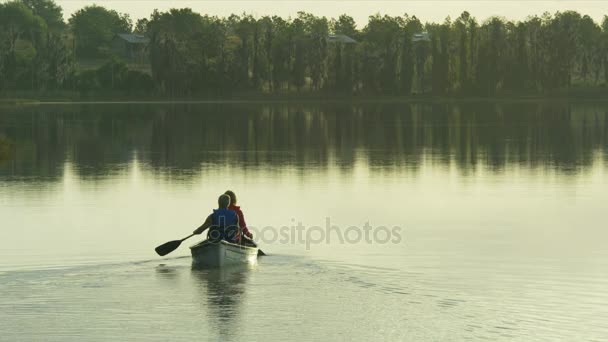 Pareja piragüismo en el lago — Vídeo de stock