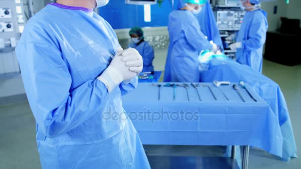 Хирургическая операция по лапароскопии в больнице — стоковое видео