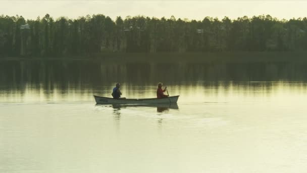 Pareja teniendo viaje en canoa — Vídeo de stock