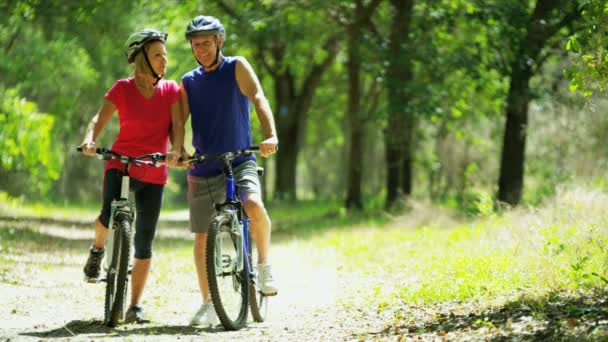 Casal de ciclismo no parque — Vídeo de Stock