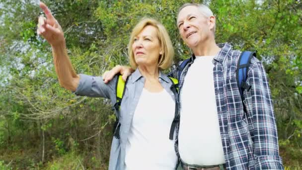 Wandelen in de natuur (echt) paar — Stockvideo