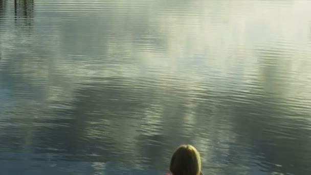 Пара в каное на озері — стокове відео