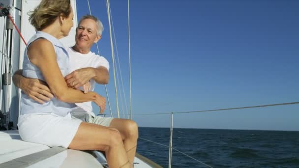 Marito e moglie sulla loro barca a vela — Video Stock