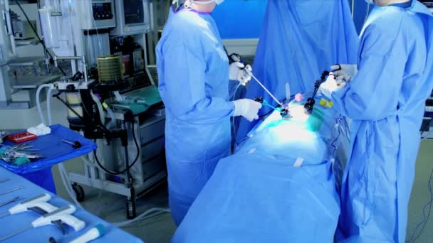 Chirurgický tým endoskopem — Stock video