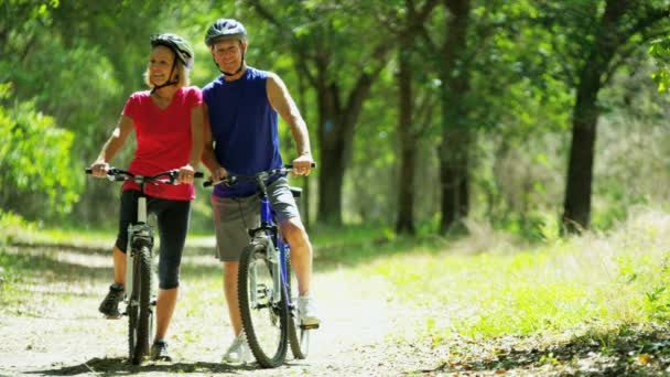 Coppia godendo di giro in bicicletta nella foresta — Video Stock