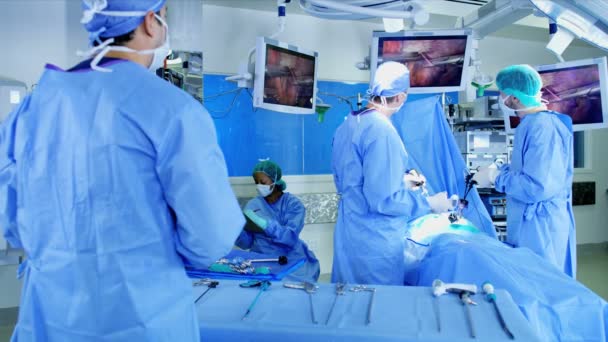 Masculino e treinamento em cirurgia de laparoscopia — Vídeo de Stock