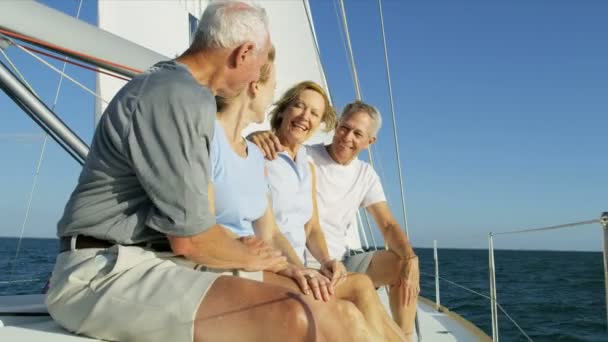 Casais navegando no mar — Vídeo de Stock