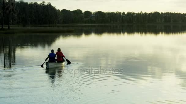 Seniors kayak en el lago — Vídeo de stock