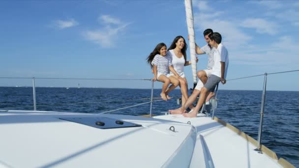 父母与儿子和女儿乘坐游艇 — 图库视频影像