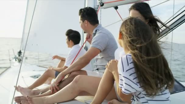 Familia navegando en yate — Vídeo de stock