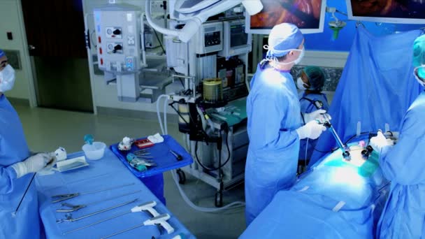 Equipo quirúrgico que utiliza la tecnología Endoscope — Vídeo de stock