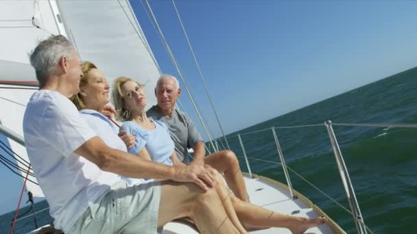 Couples en vacances à la voile — Video