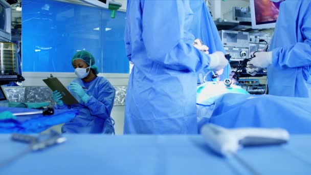Хирургическая команда, выполняющая операцию — стоковое видео
