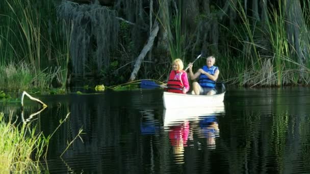 Couple in the kayak on the lake — Stock Video