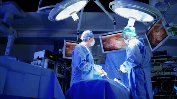 Chirurgický tým pomocí endoskopie — Stock video