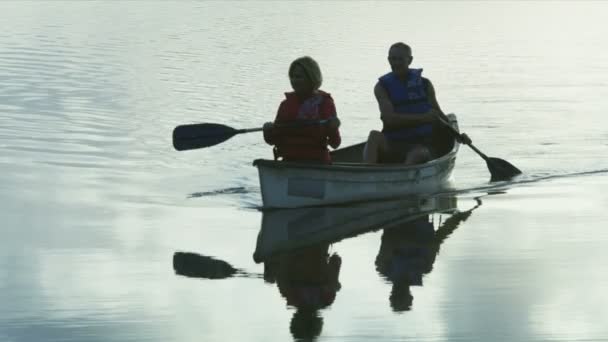 Pareja de kayak en el lago — Vídeo de stock