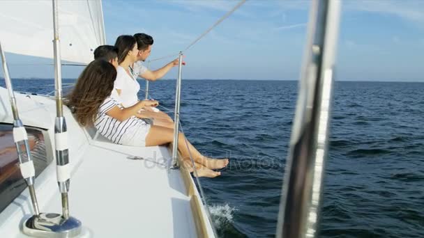 Famille avec enfants naviguant sur yacht — Video