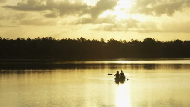 Pareja en la canoa en el lago — Vídeo de stock