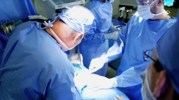 Equipo quirúrgico que realiza la cirugía ortopédica — Vídeos de Stock