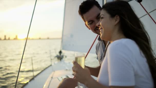 Pareja en yate de vela — Vídeos de Stock