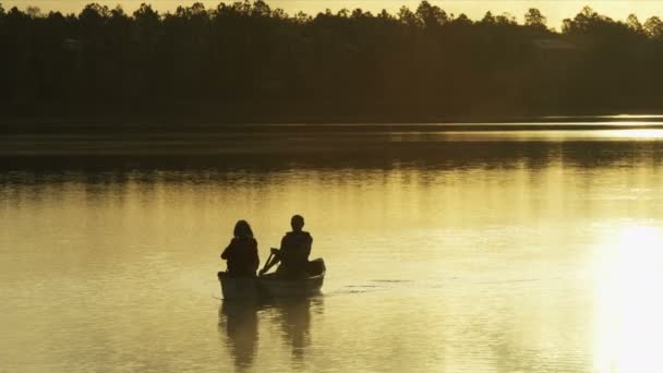 Seniors monter dans le bateau — Video