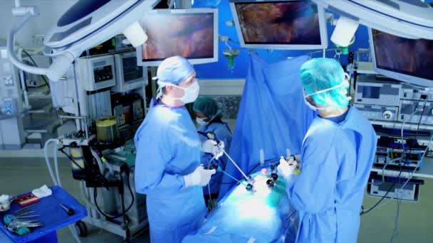 Chirurgiczne zespołu wykonywanie operacji laparoskopowych — Wideo stockowe
