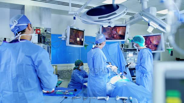 Equipo de entrenamiento quirúrgico realizar la operación — Vídeo de stock
