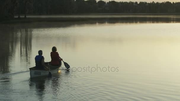 Casal na canoa no lago — Vídeo de Stock