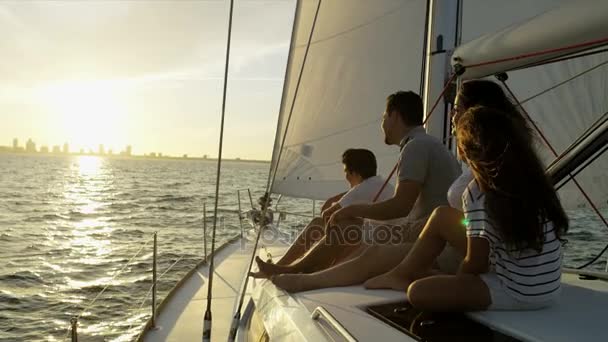 家庭在游艇航行 — 图库视频影像