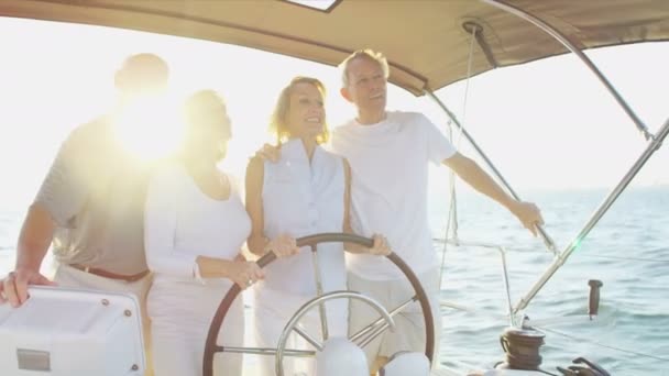 Parejas navegando en el mar — Vídeos de Stock