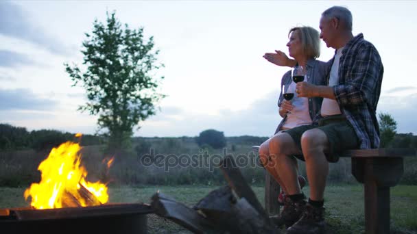 Aînés assis près du feu de camp — Video