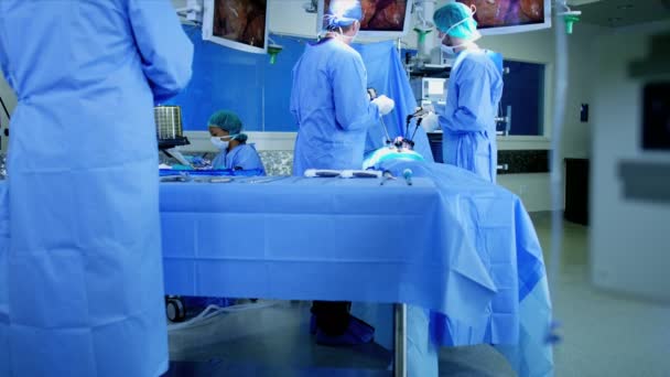 Chirurgický tým školení na operačním sále — Stock video