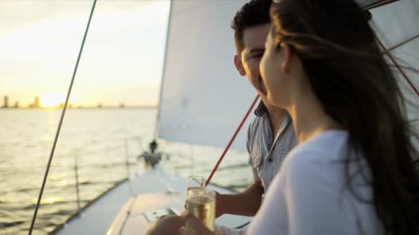 ヨットの上でシャンパンを飲むカップル — ストック動画