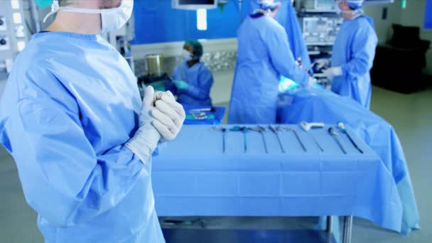 Equipe de cirurgiões que realiza cirurgia laparoscópica — Vídeo de Stock