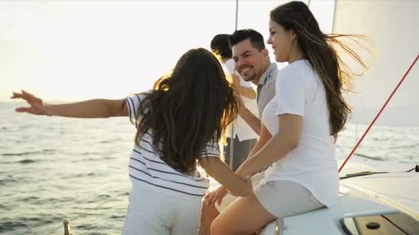 Семья на парусной яхте — стоковое видео