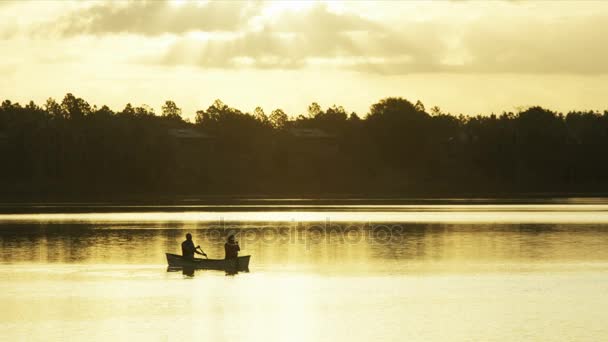 Paar im Kanu auf dem See — Stockvideo