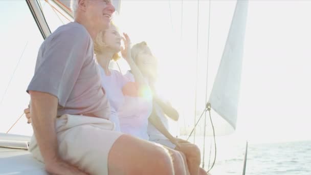 Couples naviguant sur la mer — Video