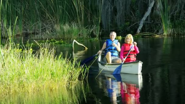 Seniorer paddling på sjön — Stockvideo