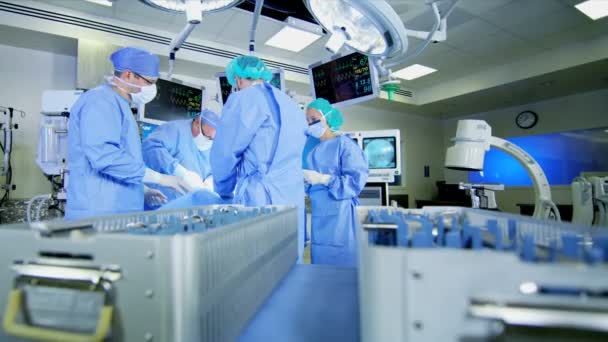 수술 작업을 수행 하는 의료 팀 — 비디오