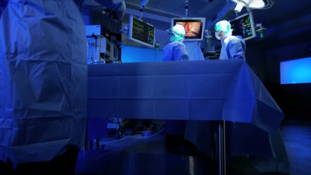 Echipa chirurgicală care efectuează operații laparoscopice — Videoclip de stoc